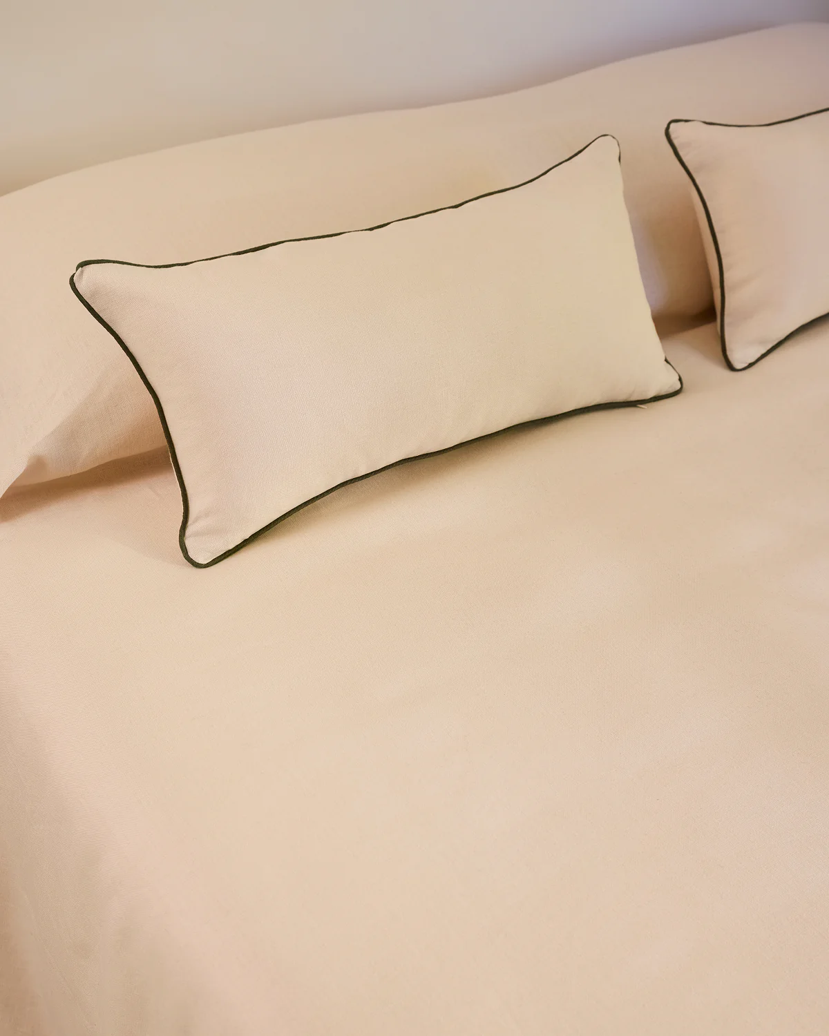 Crème & Olive 100% French Flax Linen Piped Lumbar Cushion Cover - Image 5